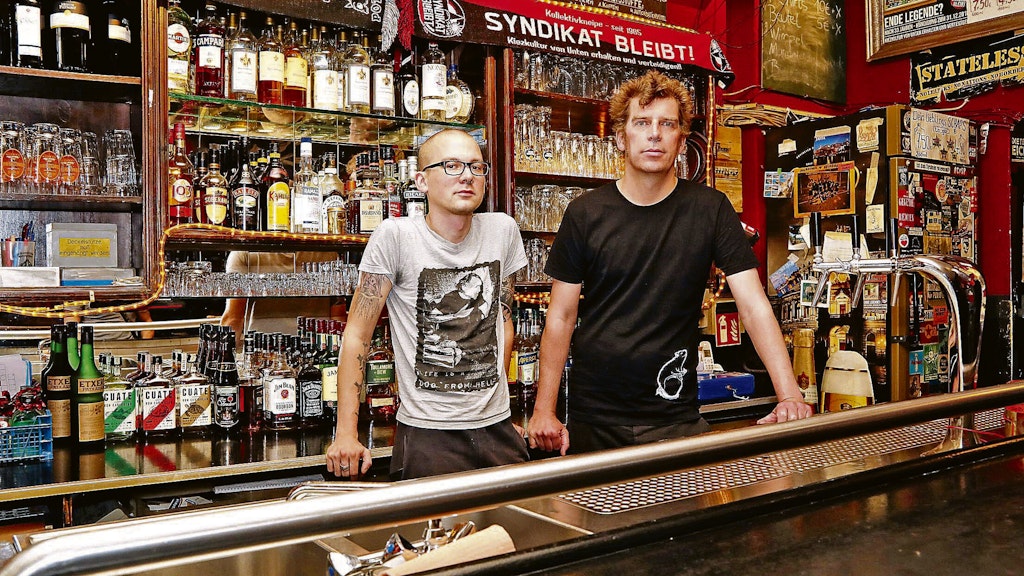 Die Wirte Lukas (30) und Christian (42) müssen das „Syndikat“ nach 35 Jahren räumen. Am 6. August planen sie ein großes Abschiedsprogramm.