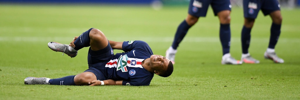 Schmerz lass nach: Paris-Star Kylian Mbappé nach einem brutalen Foul im französischen Pokalfinale.