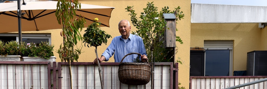 Frank Seibt (77) bringt alljährlich eine Entenfamilie von seinem Vordach im Weidenkorb ans Wasser.