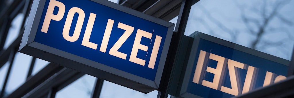 Der Schriftzug Polizei prangt an einem Revier.