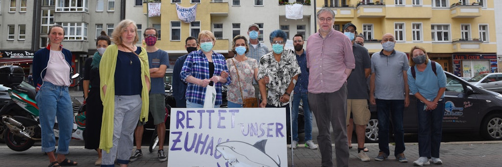 Transparente hängen aus den Fenstern und das Plakat ist auch schon fertig: Die Mieter der Luxemburger Straße 31 machen sich warm für die Demo am 4. August.