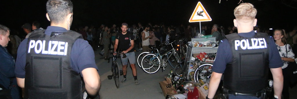 Die Polizei hat in der Hasenheide einen Rave aufgelöst.