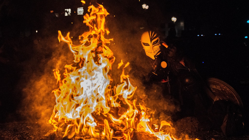 Demonstranten entzünden bei einem Protest vor dem Bundesgericht in Portland ein Feuer.