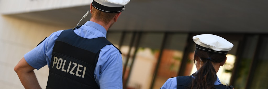 Polizeibeamte vor dem hessischen Landtag. In dem Bundesland nahm die Affäre um rechtsextreme Drohmails und missbräuchliche Abfragen von Polizeicomputern ihren Anfang.