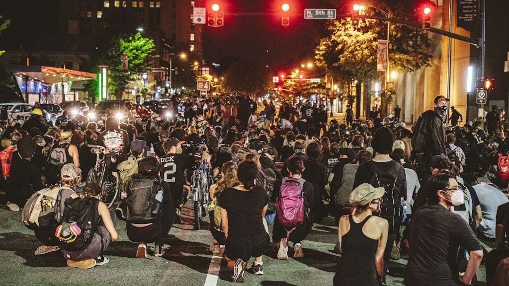 Proteste auch in Richmond (Virginia): Demonstranten legen eine Schweigeminute ein für die Opfer von Polizeigewalt.
