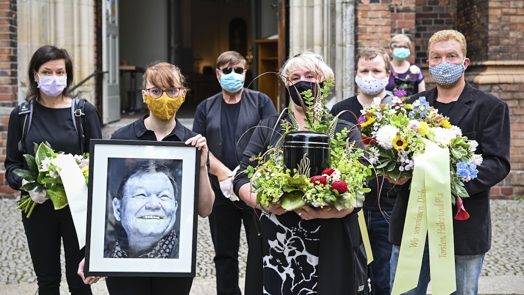 Die Familie begleitet den Berliner Schauspieler Ernst-Georg Schwill auf seinem letzten Weg.