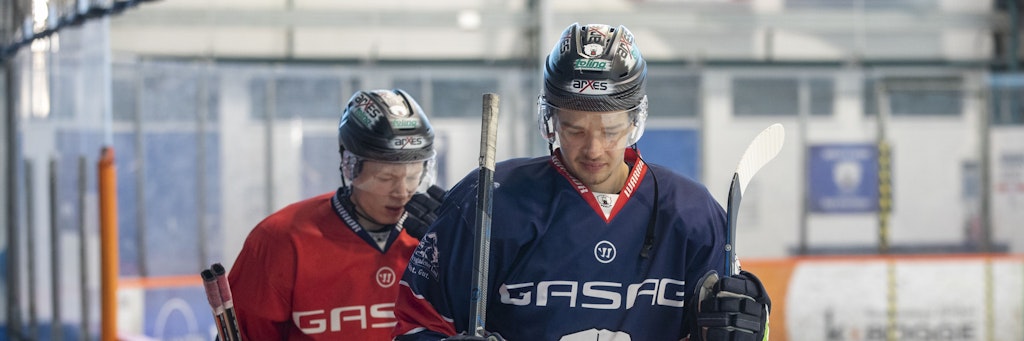 Haben viel im Kraftraum trainiert und freuen sich jetzt, wieder auf dem Eis zu sein: Kai Wissmann (vorne) und Jonas Müller.
