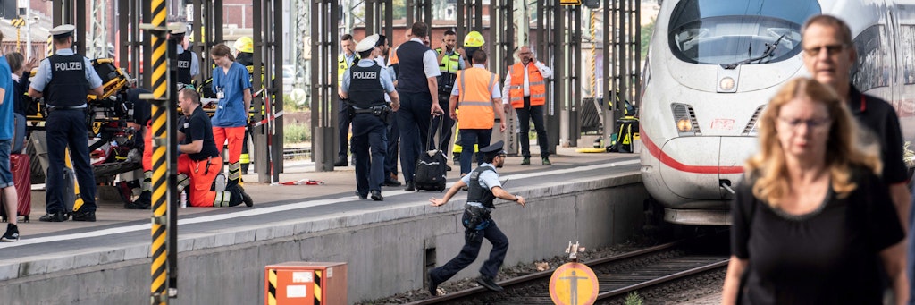 Die Momente nach dem Unglück. Polizisten und Rettungskräfte am Gleis.