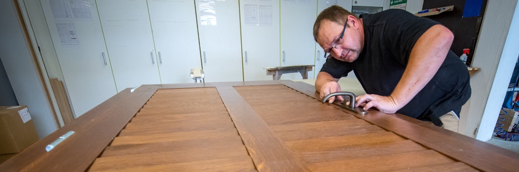 Tischlermeister Thomas Thiele (47) legte letzte Hand an die neue Tür, die er für die Synagoge in Halle/S. gebaut hat. 