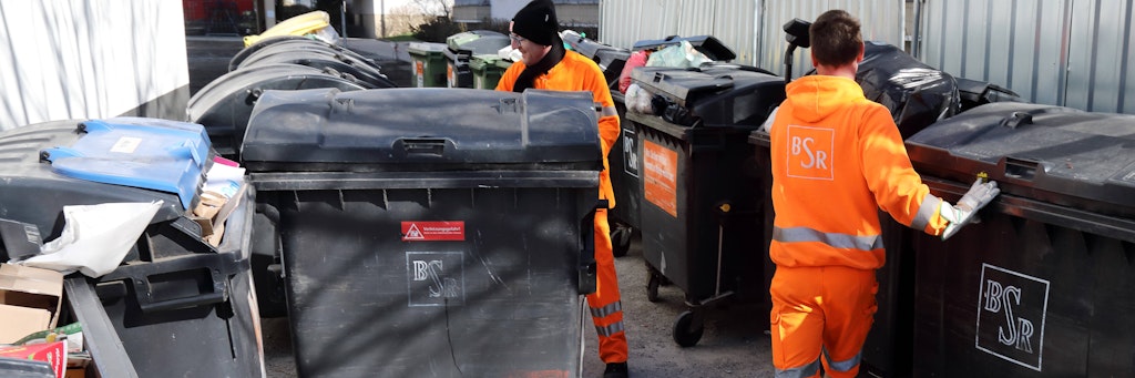 Die „graue Tonne“ - oft ein Container - ist das Sorgenkind der Müllentsorger, weil viel darin landet, was kein Restmüll ist und verwertet werden könnte.