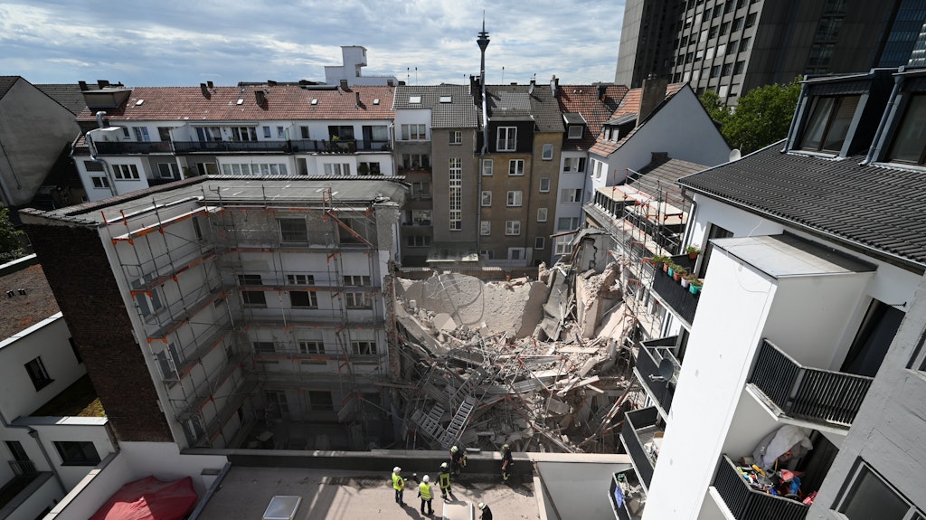 Eingestürztes Gebäude in Düsseldorf. Die Unglücksstelle liegt in einem Hinterhaus. 