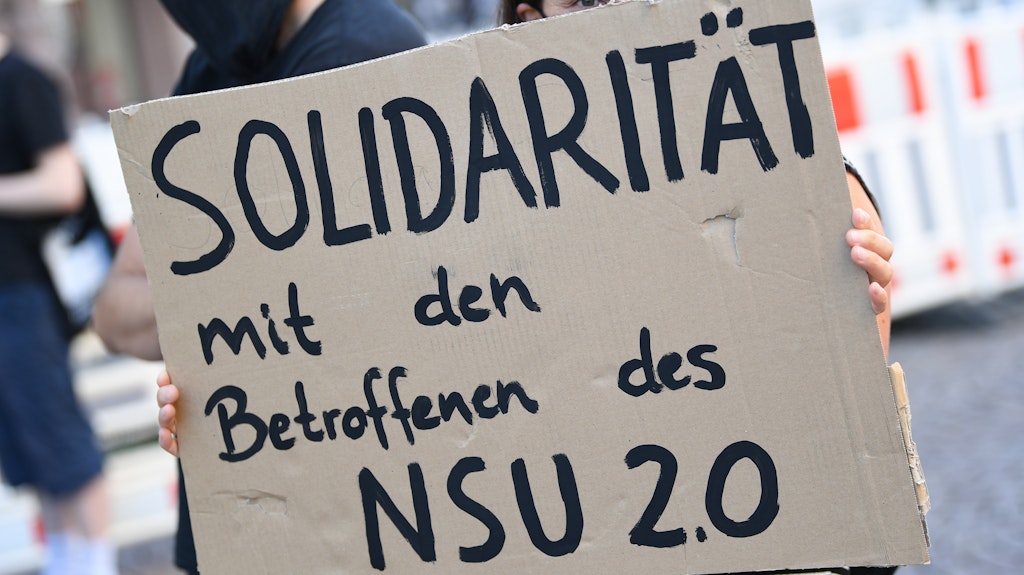 Ein Demonstrantin während einer Kundgebung in der Wiesbadener Innenstadt (Archivbild).