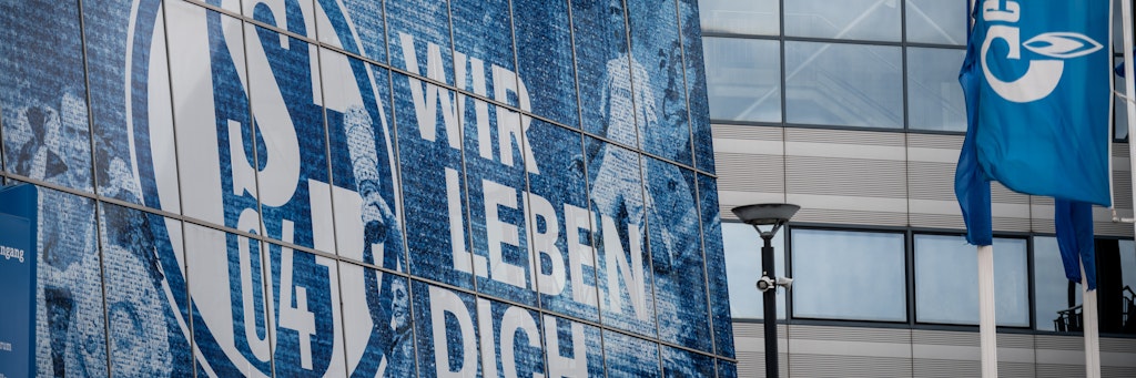  FC Schalke 04 hat bei der Landesregierung eine Bürgschaft von 31,5 Millionen Euro für einen Kredit über insgesamt 35 Millionen Euro beantragt und offenbar auch bewilligt bekommen.