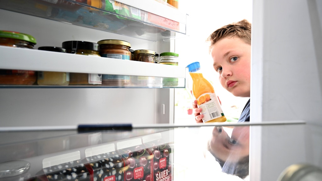 Fruchtsäfte sind gesund? Nicht unbedingt – die süßen Getränke sind oft wahre Zuckerbomben, gelten laut Medizinerin Dr. Almut Dannemann als Süßigkeit.