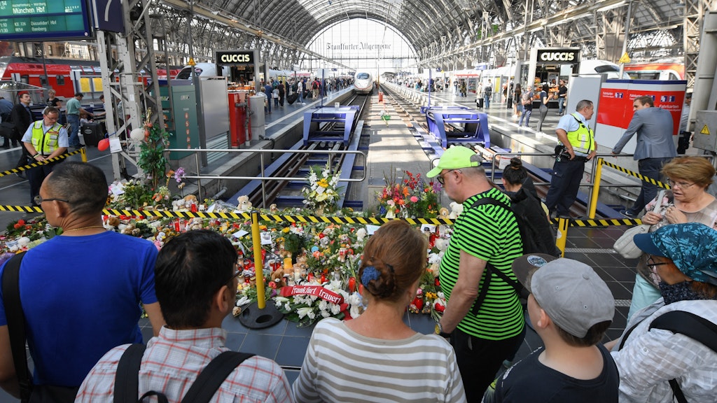 Kuscheltiere, Blumen und Kerzen wurden für den getöteten Jungen am Bahnsteig niedergelegt.
