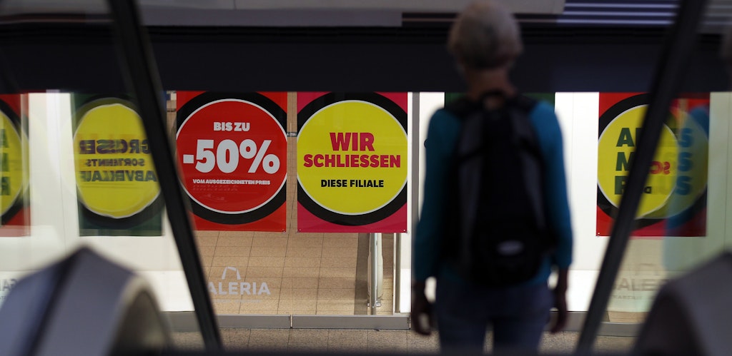 Überall im Center hängen und kleben Schilder, die ankündigen: „Wir schließen – alles muss raus“. Auf anderen wird mit 50-Prozent-Rabatten geworben