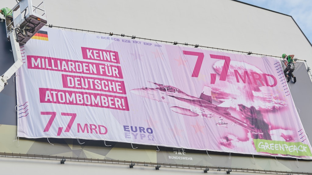 Greenpeace-Banner gegenüber dem Bundesministerium für Verteidigung.