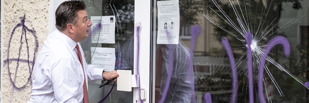 Innensenator Andreas Geisel betritt am Mittwochmorgen sein Wahlkreisbüro in Lichtenberg, um sich ein Bild von den Schäden des Anschlags zu machen.