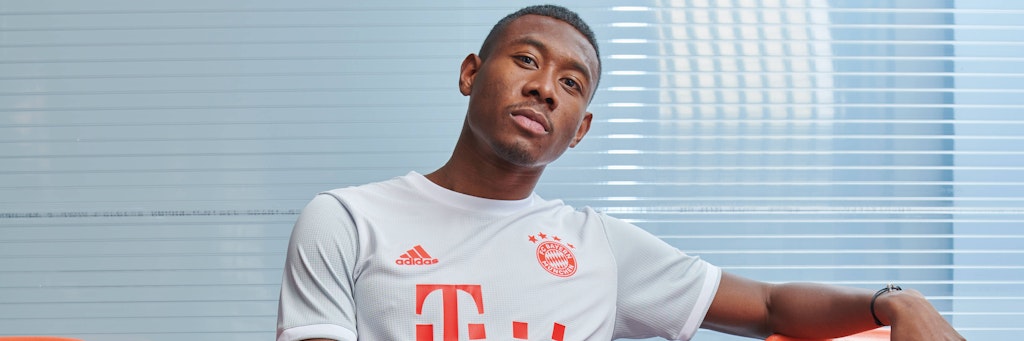 Posiert im neuen Bayern-Trikot hat David Alaba bereits. Aber spielt der Österreicher auch nächste Saison darin? 