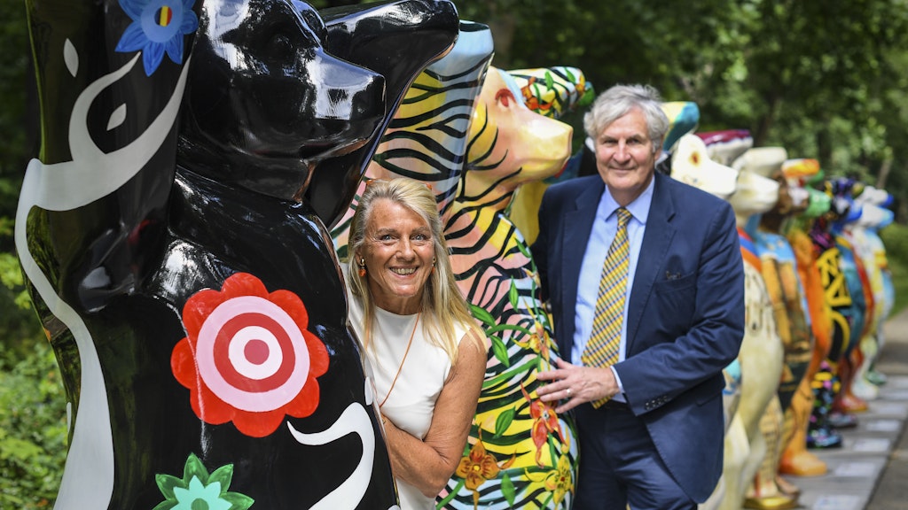 Das Berliner Unternehmer-Ehepaar Eva und Klaus Herlitz liebt den Tierpark. Ihre Buddy-Bären-Schau ist jetzt dort zu sehen.