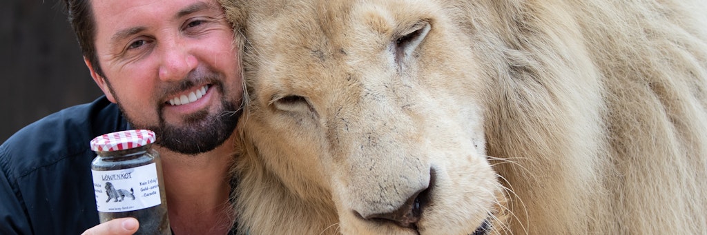 Martin Lacey und Löwe King Tonga vom Circus Krone präsentieren den Löwen-Kot im Einmachglas.