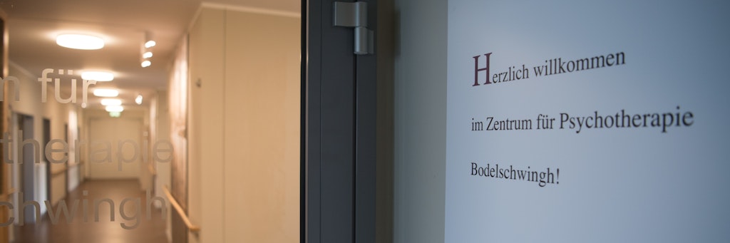 Eingang zur Traumaambulanz im Zentrum für Psychotherapie der Friedrich-von-Bodelschwingh-Klinik. Opfer schwerer Gewalttaten und unmittelbare Zeugen von Gewalt, die unter psychischen Belastungssymptomen leiden, werden hier behandelt.
