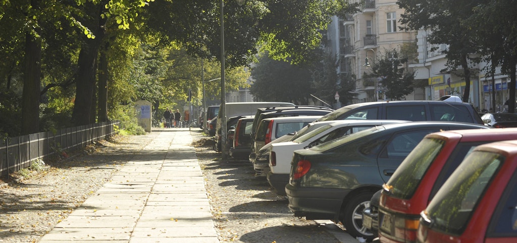 Parkende PKW in Prenzlauer Berg. 