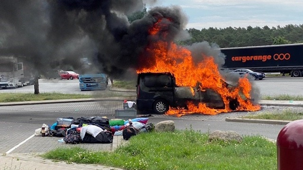 Der Bus ist nur noch ein Flammenmeer.<br>