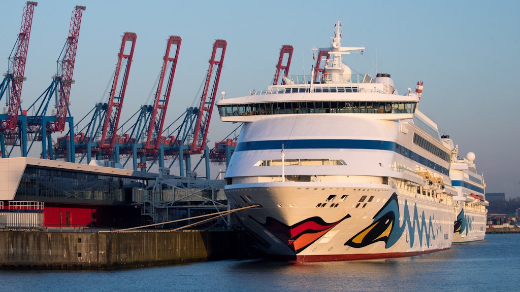 Auch die Kreuzfahrtschiffe der deutschen Aida, die zum US-Riesen Carnival gehört, stehen noch bis mindestens Ende August still.