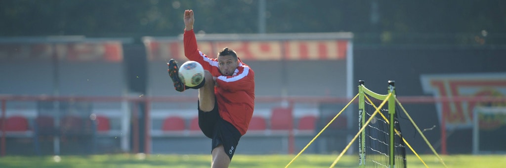 Und hoch das Bein! So wie in besten Zeiten will Torsten Mattuschka am Sonnabend in Rüdersdorf mit Kumpel Benny Köhler beim Fußball-Tennis glänzen.