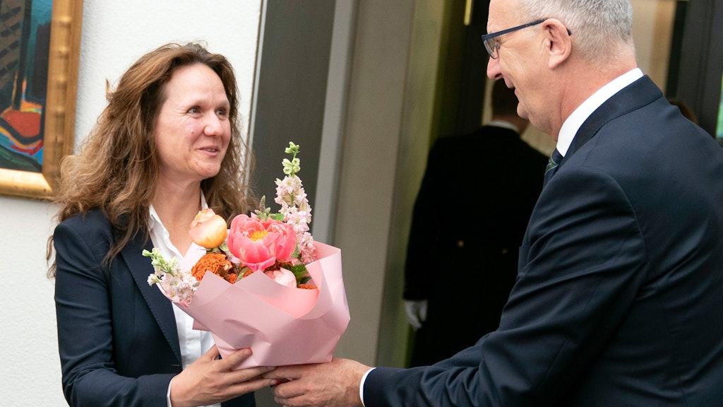 Dietmar Woidke (SPD r.), Bundesratspräsident, überreicht im Bundesrat der neu gewählten Bundesverfassungsrichterin Ines Härtel einen Blumenstrauß. 