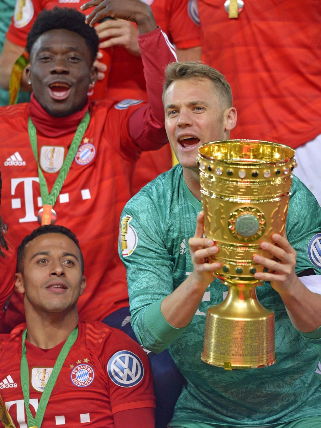 Manuel Neuer will wie im Vorjahr im Olympiastadion den Pott wieder in den Berliner Nachthimmel stemmen. 