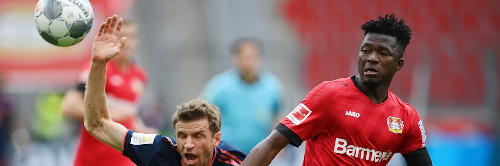 Bayern-Star Thomas Müller (l.) will Edmond Tapsoba und seinen Leverkusener Kollegen im Olympiastadion nichts gönnen. 