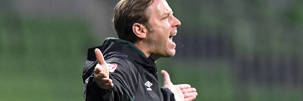 Bremens Coach Florian Kohfeldt ist verzweifelt, weil er Heidenheims Abwehrriegel nicht knacken konnte.