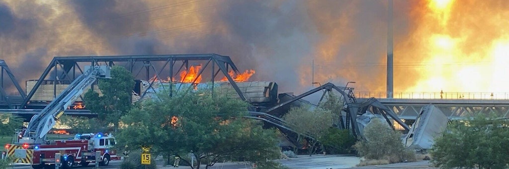 Der brennende Zug auf der schwer beschädigten Brücke in Arizona.