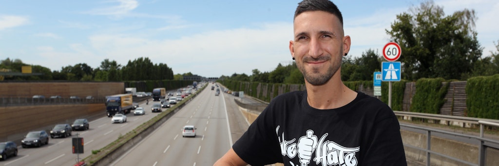 Der Held von der A113: Thomas Zupp (25) stoppte auf der Stadtautobahn einen Lastwagen, in dem der Fahrer bewusstlos war. 