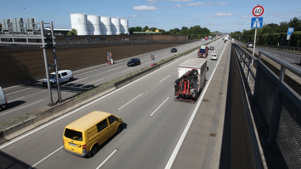 Die A113 an der Auffahrt Stubenrauchstraße: Wenige Hundert Meter weiter krachte ein Betonmischer in die Mittelleitplanke, weil der Fahrer bewusstlos wurde. Die Retter gehen davon aus, dass der 50-Jährige einen Schlaganfall erlitten hatte. 