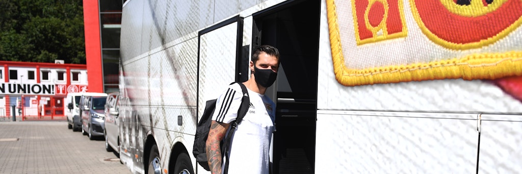 Christopher Trimmel ist mit Maske auf dem Weg nach Bad Saarow.