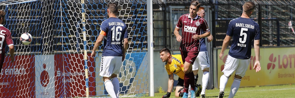 Dynamos Andor Bolyki (2. v. r.) trifft locker zum 1:1 beim SV Babelsberg.