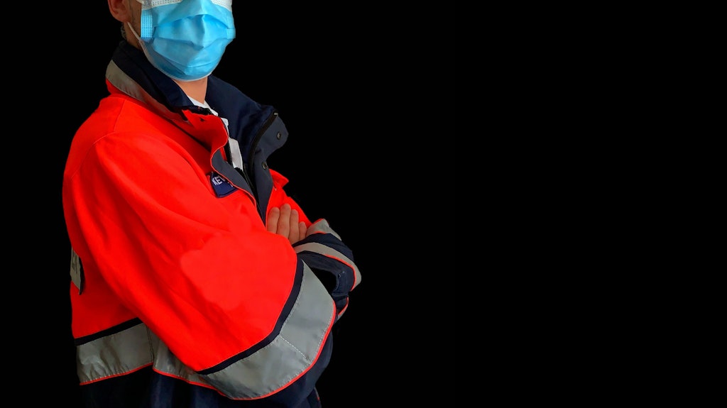 Kriminelle schlüpfen in Uniformen, um sich bei Senioren ins Vertrauen zu schleichen. Die Polizei warnt jetzt vor der Betrugsmasche mit falschen Sanitätern. <br>