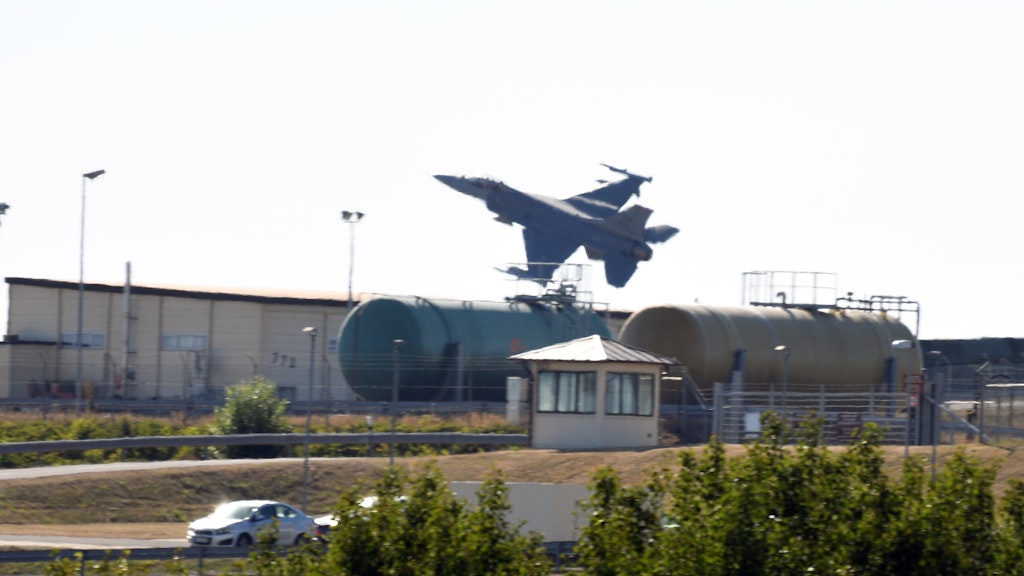 Ein Kampfflugzeug vom Typ F-16 überfliegt die Start- und Landebahn des US-Militärflughafens in Spangdahlem. Rund 11.000 Menschen leben auf dem Stützpunkt, der auch nach dem Teilabzug der US-Truppen geöffnet bleibt.