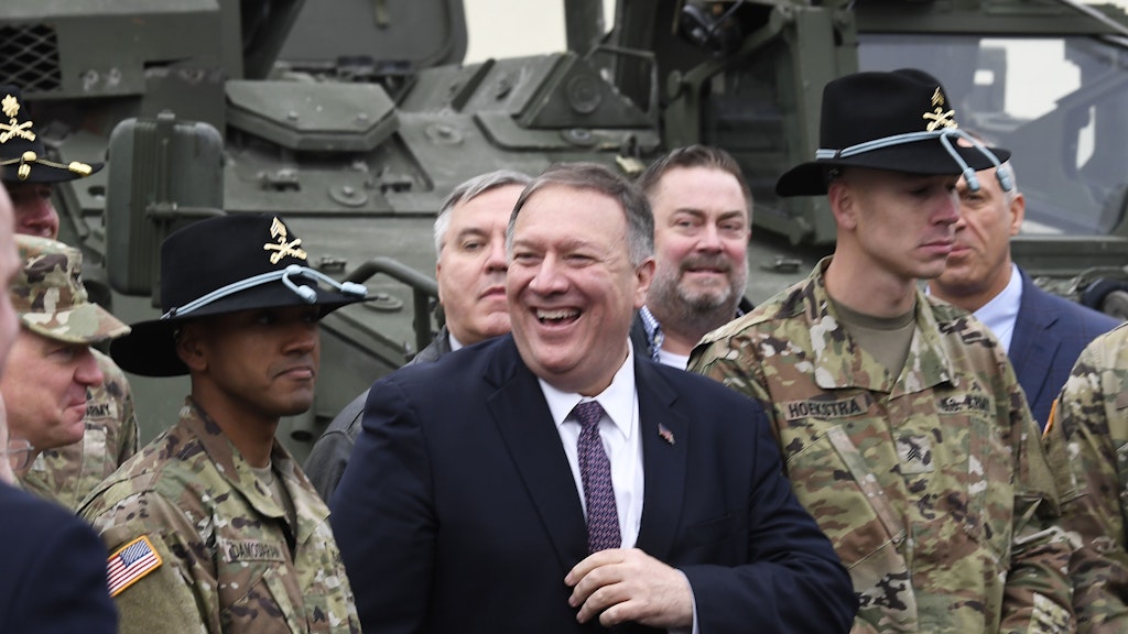 Im November 2019 besuchte US-Außenminister Mike Pompeo (2.v.r.) die US-Soldaten im bayerischen Grafenwöhr/Vilseck. Jetzt steht der Truppenübungsplatz mit auf der Streichliste.