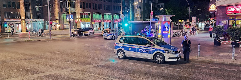 Einsatzkräfte der Polizei sichern in Gesundbrunnen Spuren.