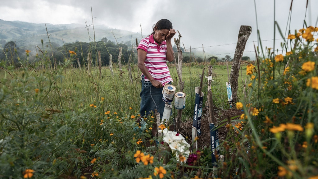Die Witwe des ermordeten Umweltaktivisten Francisco Martinez Marquez in Honduras. Seine zerstückelte Leiche wurde im Januar 2015 gefunden. 