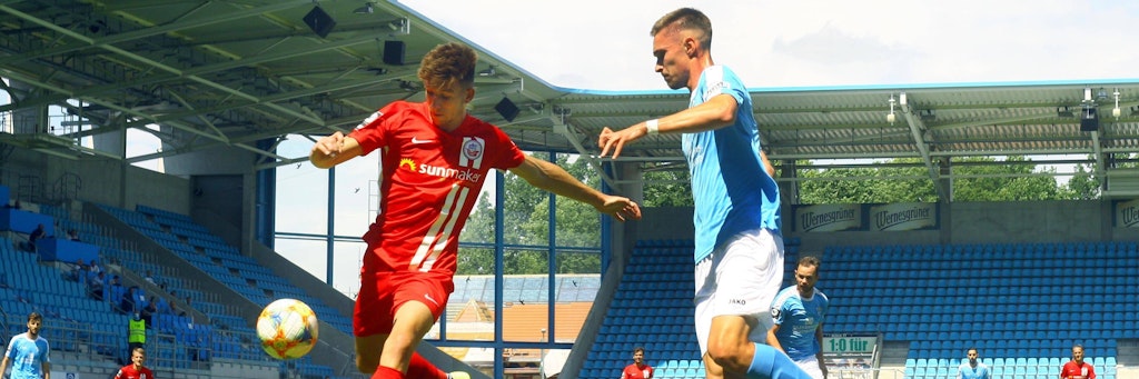 Hansas Daniel Hanslik (l.) im Duell mit dem Chemnitzer Sören Reddemann. 