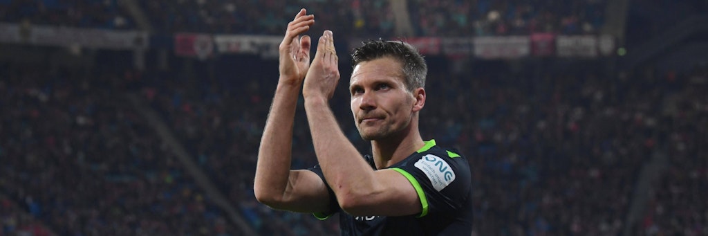 Michael Parensen bedankt sich bei den Fans. Eine Szene aus einer Zeit, als Zuschauer noch ins Stadion durften. 