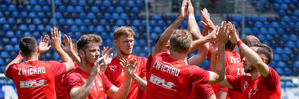 Die Spieler des FSV Zwickau klatschen sich vor dem Spiel bei Waldhof Mannheim ab. Nach dem 0:0 konnten sie stattdessen jubeln - Klassenerhalt geschafft. 