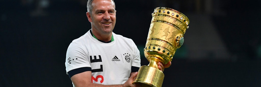 Bayerns Trainer Hansi Flick hält den DFB-Pokal in den Händen. Am 23. August soll der Henkelpott der Champions League folgen.
