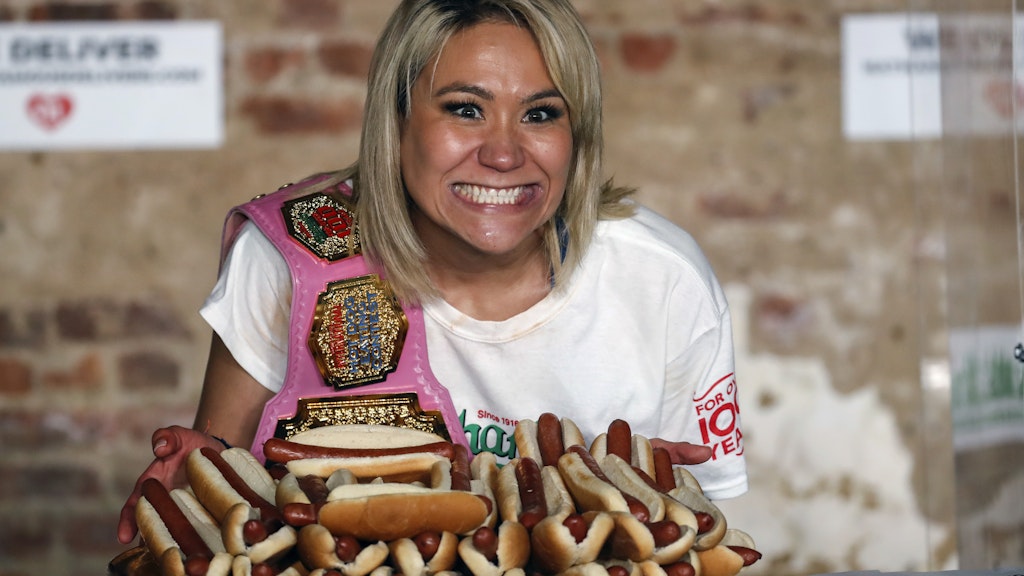 Miki Sudo verputze beachtliche 48,5 Hotdogs in zehn Minuten. 