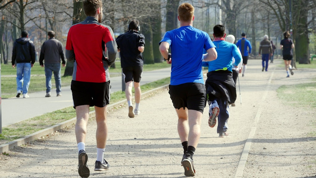 Auch Joggen wurde in der Corona-Krise immer beliebter, wie hier im Volkspark Friedrichshain.